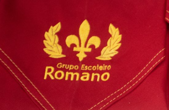 Lenço do Grupo Escoteiro Romano - Púrpura com dourado